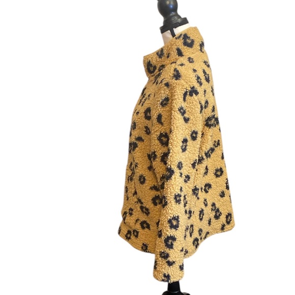 Plush Leopard Pullover Womens sz L - Picture 2 of 3